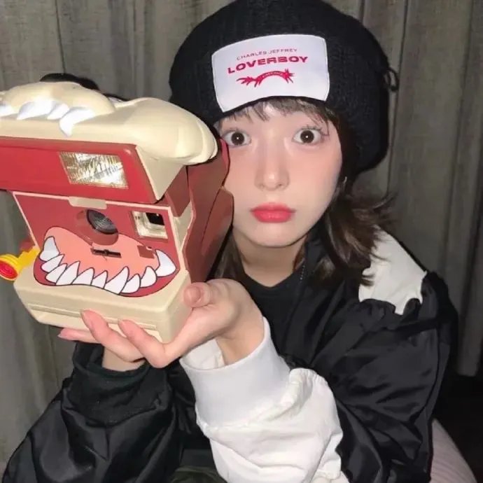 黑衣女孩